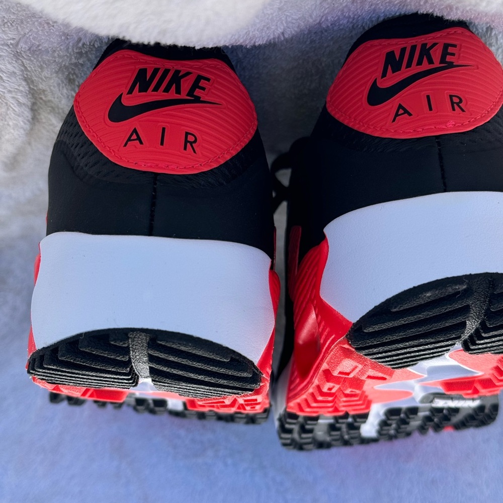 Nike Air Max Black and Red Shoes - Picture 7 of 9